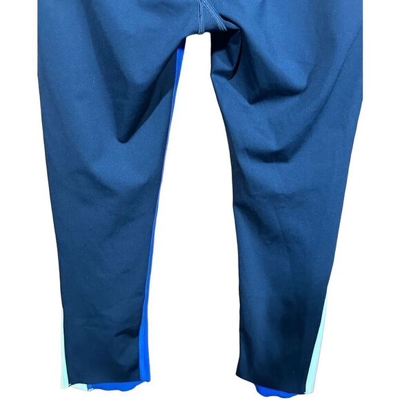 Women's Athleta Velocity Black Blue Color Block Stash Pocket Capri leggings Gym - Picture 5 of 7